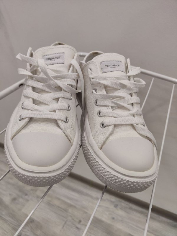 Кеды 37 размер, джинсы Levis 26 размер, тональный крем Sisheido 240 Quartz