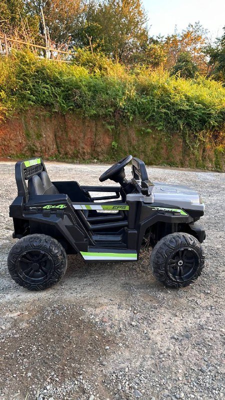 Электрическая детская машина с музыкой и аккумуляторами 2