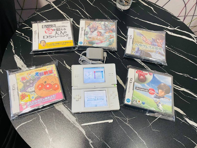Nintendo DS Lite с играми, стилусом и зарядкой
