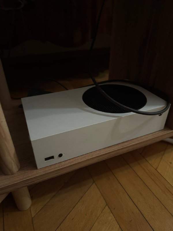 Xbox Series S с двумя геймпадами