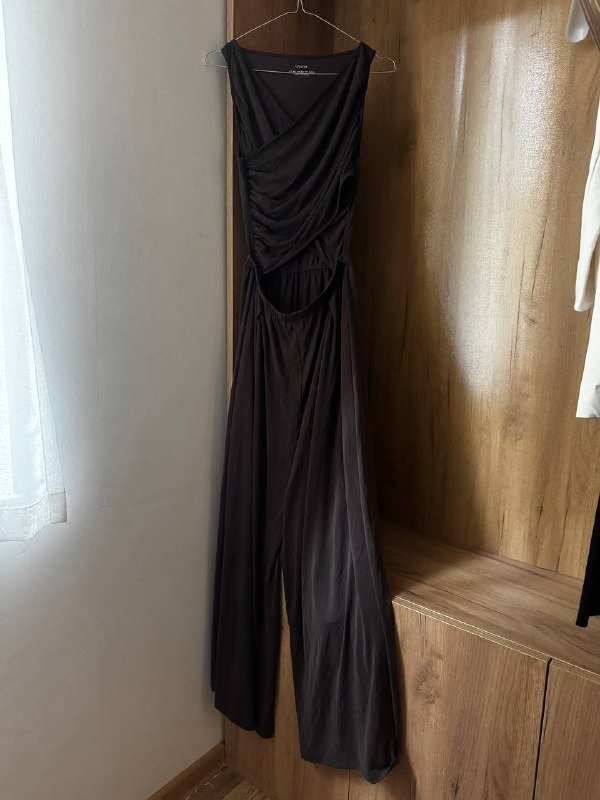 костюм OYSHO, духи Tom Ford, духи Initio self power