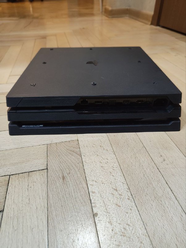 PS4 Pro, два джойстика 3