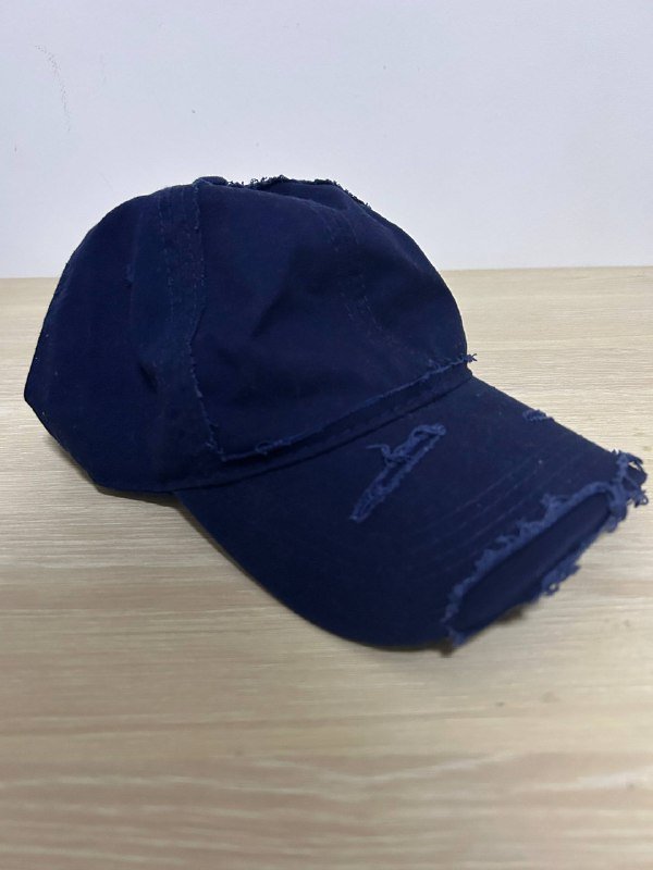 Рубашка белая Asos, коричневая кофта H&m, дождевик Puma, рубашка Ralph Lauren, футболка NY Yankees, ремень с мехом, рубашка Ikea, джинсы Levi’s, кепка, жилетка, рубашка DC, наушники Sennheizer, шорты Lee 8