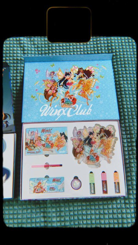Подарочные наборы Winx Club с косметикой, две палетки теней и аксессуары 2
