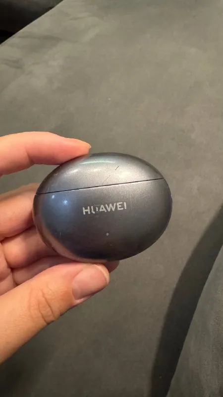 Кейс Huawei FreeBuds 4i и левый наушник 1