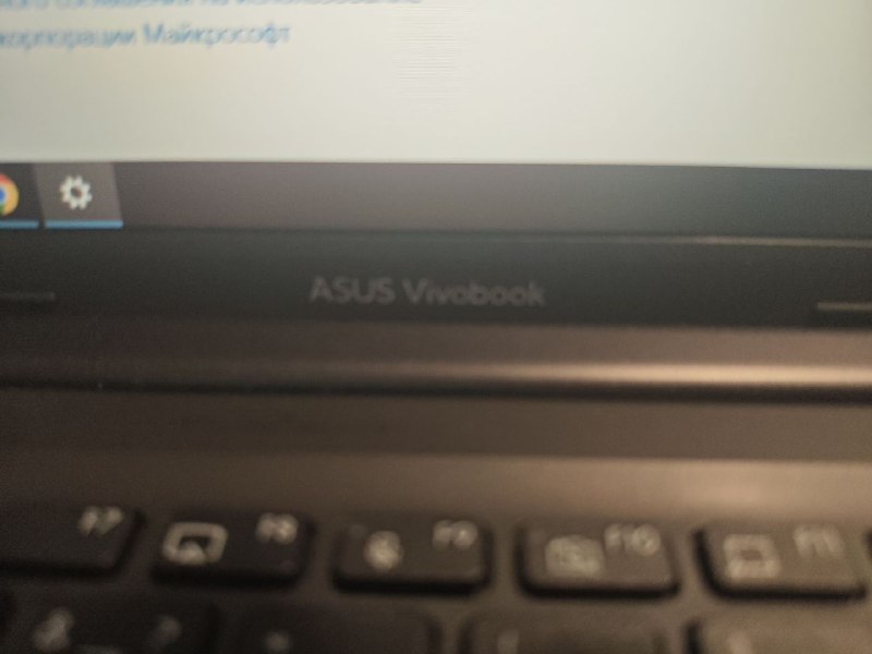 Ноутбук ASUS Vivobook с игровой мышью и геймпадом 3