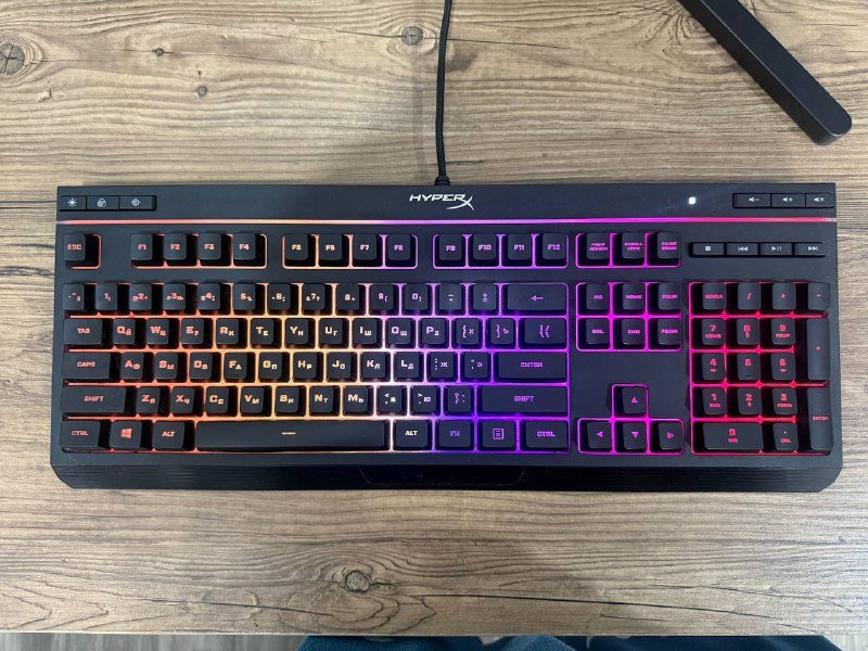 Компьютер, стол, кресло, наушники, монитор 6