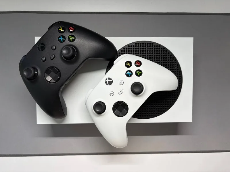 Xbox Series S, два геймпада, HDMI кабель 1