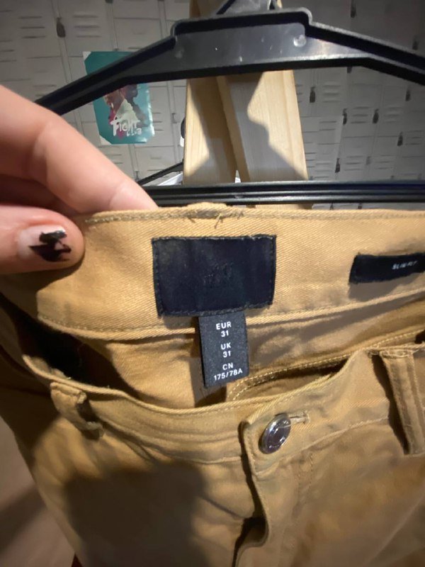 Зауженные коричневые штаны, бежевая рубашка размер М 3