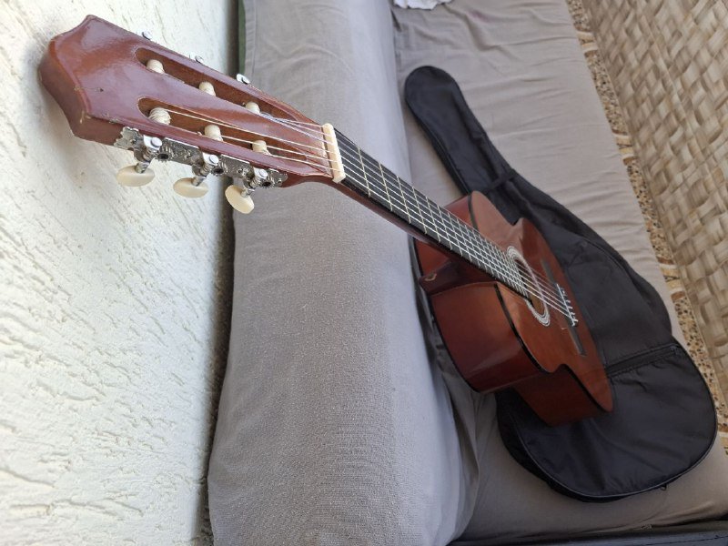 Акустическая гитара с нейлоновыми струнами 3