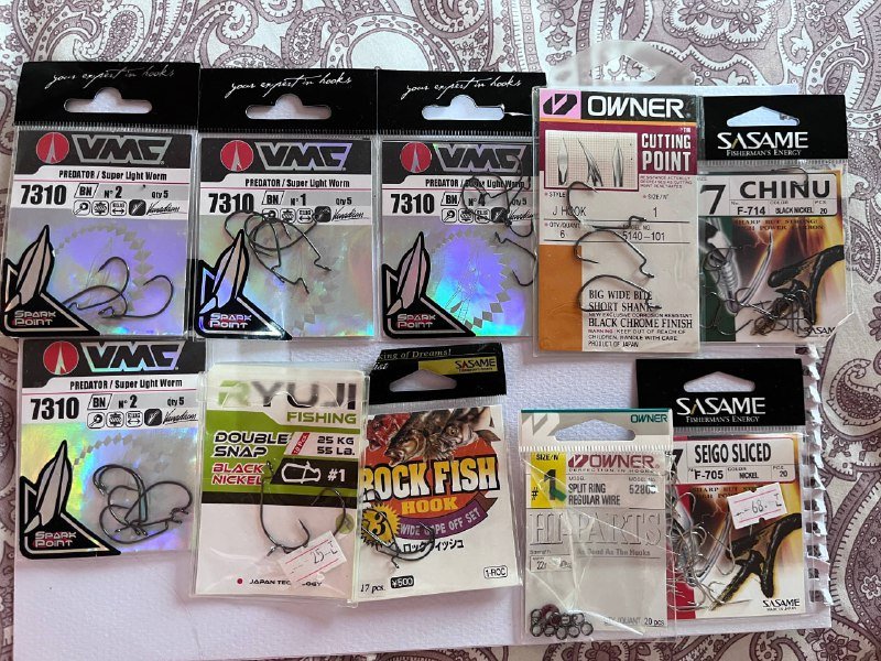 Воблеры, блесна, крючки и катушка 5