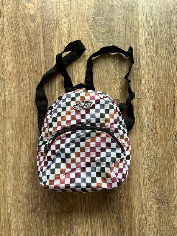 Рюкзаки Eastpak, Vans, Fjällräven Kanken, Топ Juicy Couture, Бананки Karl Kani, Adidas, Футболка Moschino, Клатч Porsche, Сумка Kipling 2