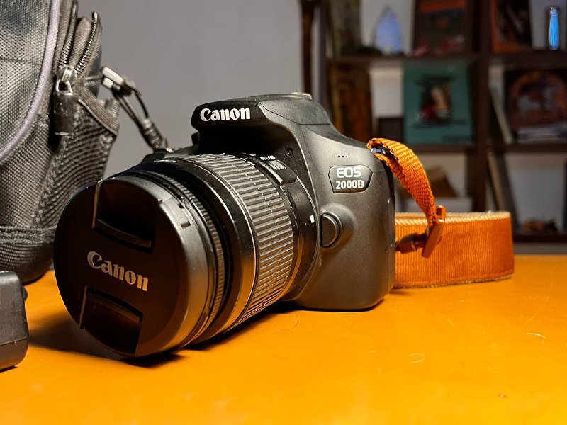 Canon EOS 2000D, объектив, зарядное устройство, кейс, SD-карта 2