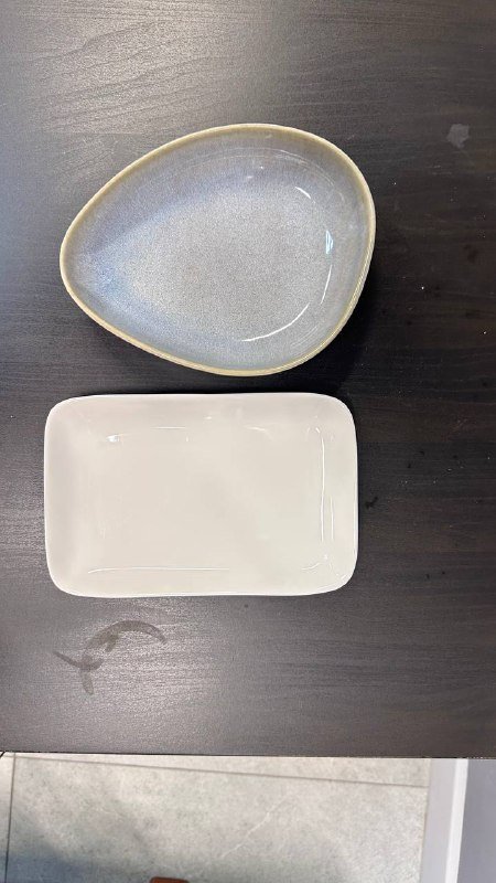 Металлический кувшин, тарелки разной формы 2