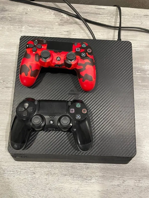PS4 Slim 500 GB с двумя геймпадами 1