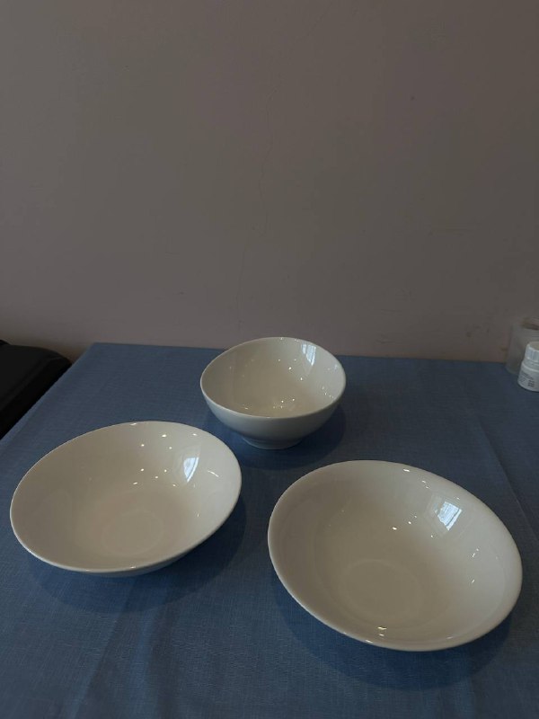 4 плоские тарелки, 2 глубокие тарелки, салатник, терка 4