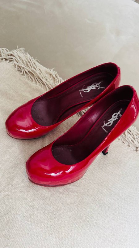Тапочки из норки Vizali handmade, Туфли Ysl, Юбка Zara, Брючный костюм Zara, Свитер Zara, Футболка vika adamskaya, Боди Zara 3