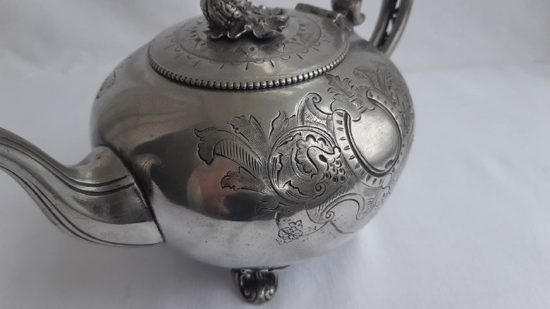 Старинный серебристый чайник с узорами 6
