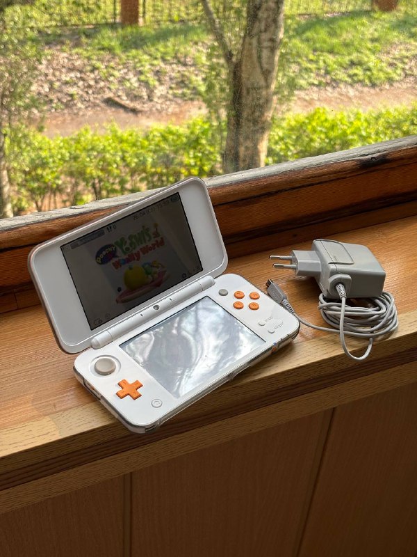 Nintendo New 2DS XL с картой 16Гб, стилус