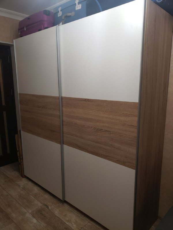 Желтый диван, серый диван, шкаф, письменные столы, кухонный стол, полка 3