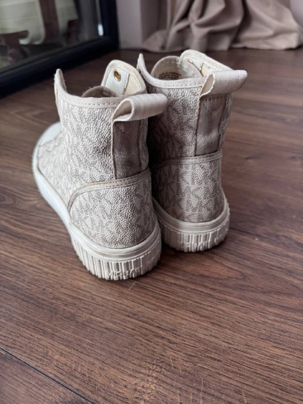 Куртка Carhartt, Джинсы Zara, Кроссовки Nike shox TL, Кеды Michael Kors 8