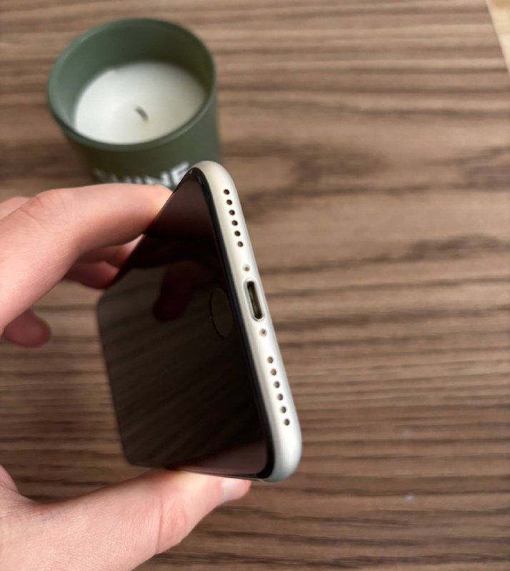iPhone SE2020 128GB белый с чехлом и кабелем 5