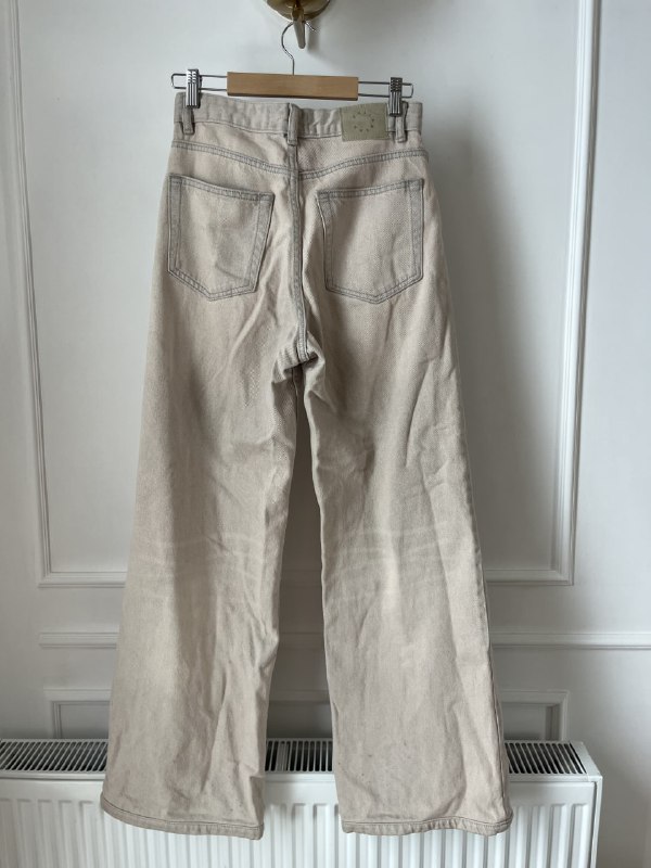 кремовое платье из муслина, чёрное льняное платье, серые джинсовые шорты, бежевые джинсы 8