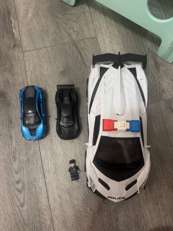 3 машинки и человечек лего, Парковка и 4 машинки