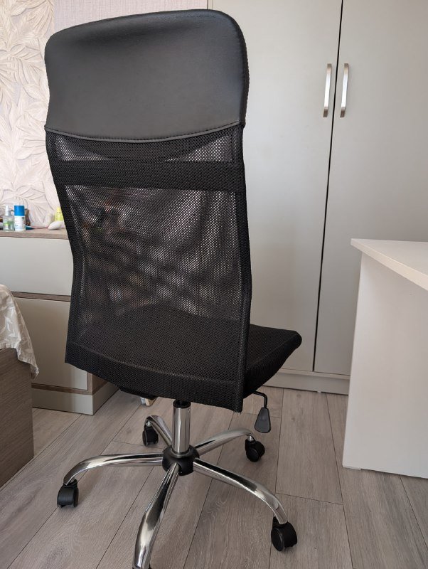 Офисное кресло черное 2