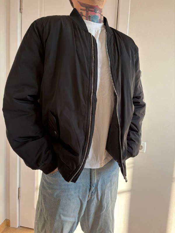 Чёрный бомбер, худи Hypers, чёрные и светло-голубые джинсы