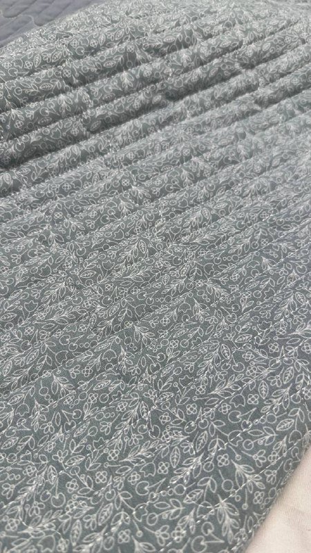 Стеганное двухцветное тонкое одеяло с постельным бельем