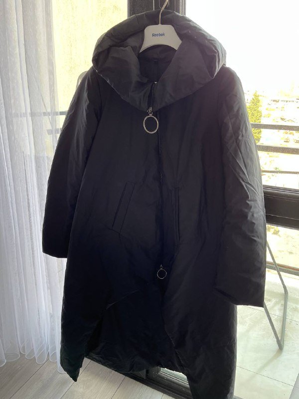 Женская куртка с капюшоном черная 3