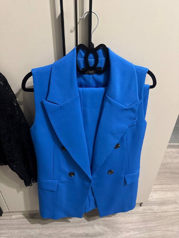 Голубой костюм, черная блузка, черный пиджак 1