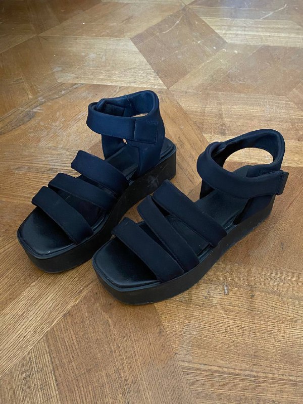 ботинки Dr Martens, сандалии на платформе, кроссовки Reebok, сапоги на каблуках 3