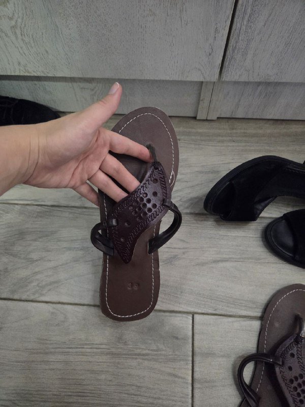 Женская обувь, черные и зеленые туфли, коричневые шлепанцы 9