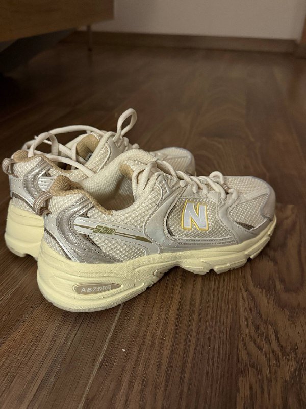 кроссовки New Balance, кеды Levi's 3