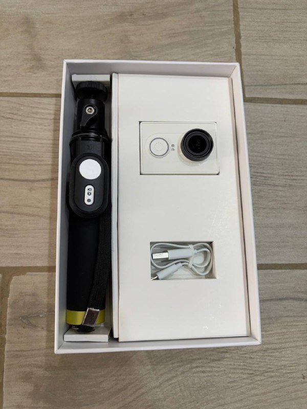 Экшн камера Xiaomi YI White с моноподом, штативом