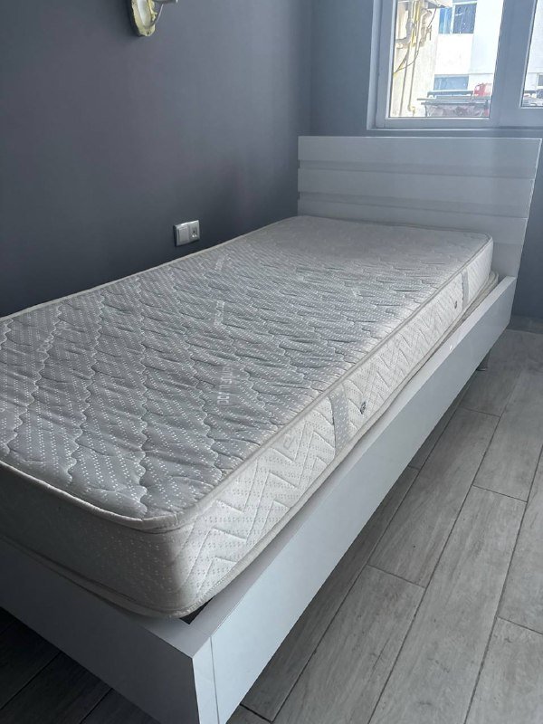 Кровать и два матраса