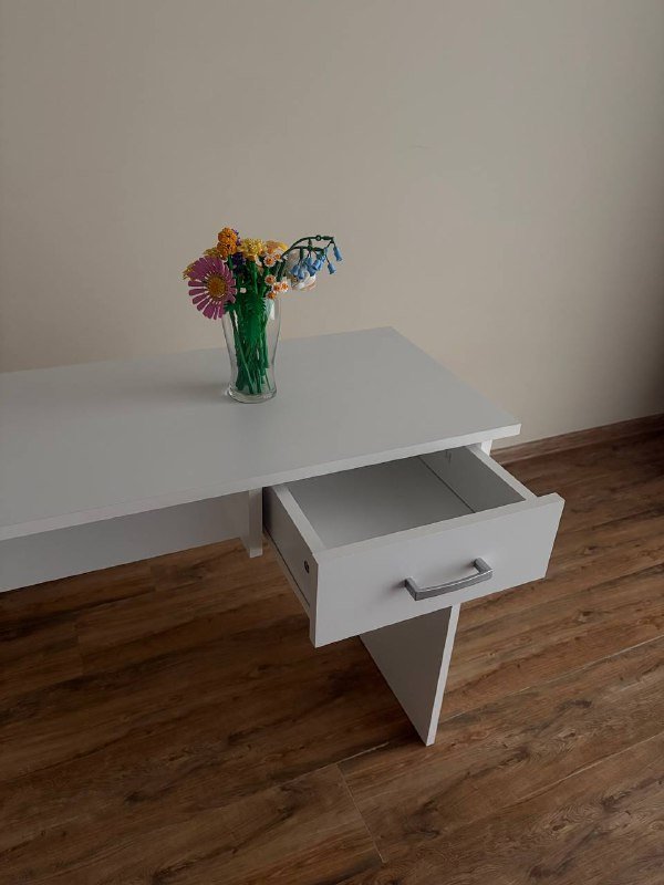 Рабочий стол белый с ящиком