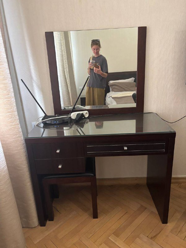 2 тумбы, комод с зеркалом и табуретом, кровать, шкаф 4