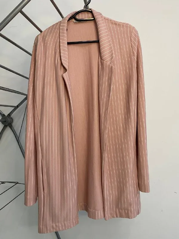 Colin’s-ის პიჯაკი, Bershka-ს ტყავის ქურთუკი, Bershka-ს ზამშის ფეხსაცმელი, H&M-ის სანდლები 1
