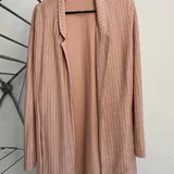 Colin’s-ის პიჯაკი, Bershka-ს ტყავის ქურთუკი, Bershka-ს ზამშის ფეხსაცმელი, H&M-ის სანდლები 1