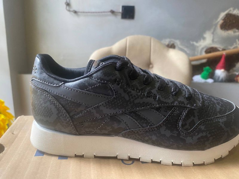 Vans 37, Mono 37, Guardiani 37, Reebok shoes 4