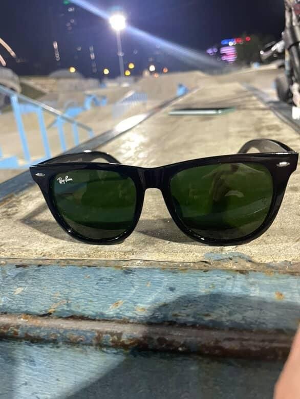 Два солнцезащитных очка Ray-Ban 4