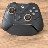 Xbox Series X с тремя геймпадами 2