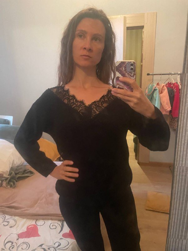 Чёрный свитер с кружевной оборкой 36-38