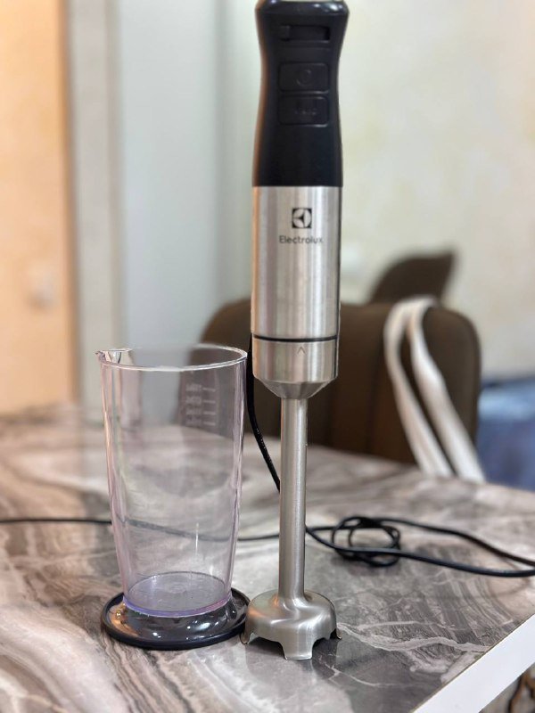 Блендер Electrolux погружной с мерной чашей