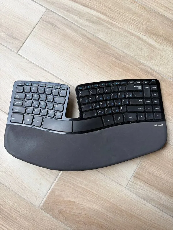 Эргономичная клавиатура Microsoft Sculpt 1