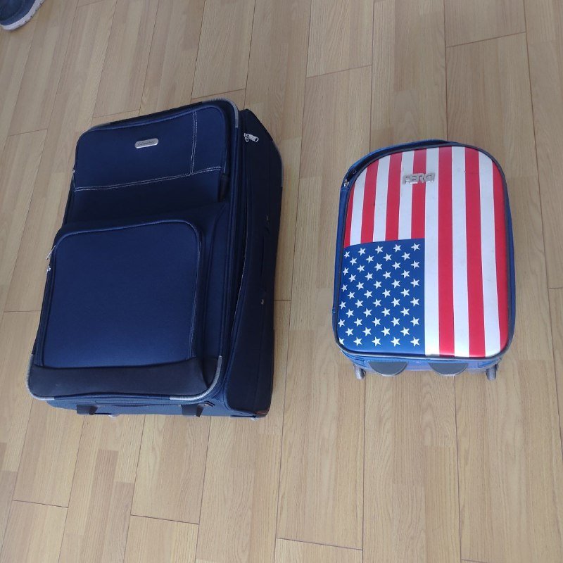 Чемоданы, обувь, рюкзак, шарф, жилетка, куртка, свитера, пальто