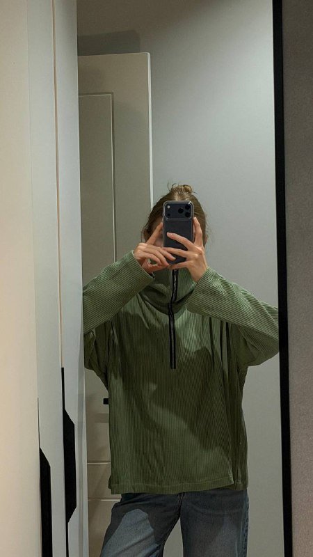 Куртка косуха, брюки черные, пиджак в клетку, зеленая кофта, брюки со стразами 7